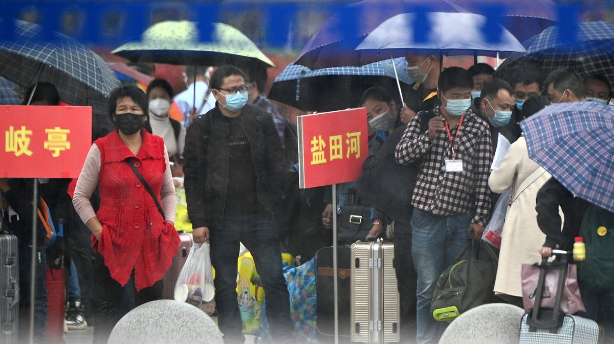 V Šanghaji jsou miliony lidí v lockdownu, počty nakažených rostou